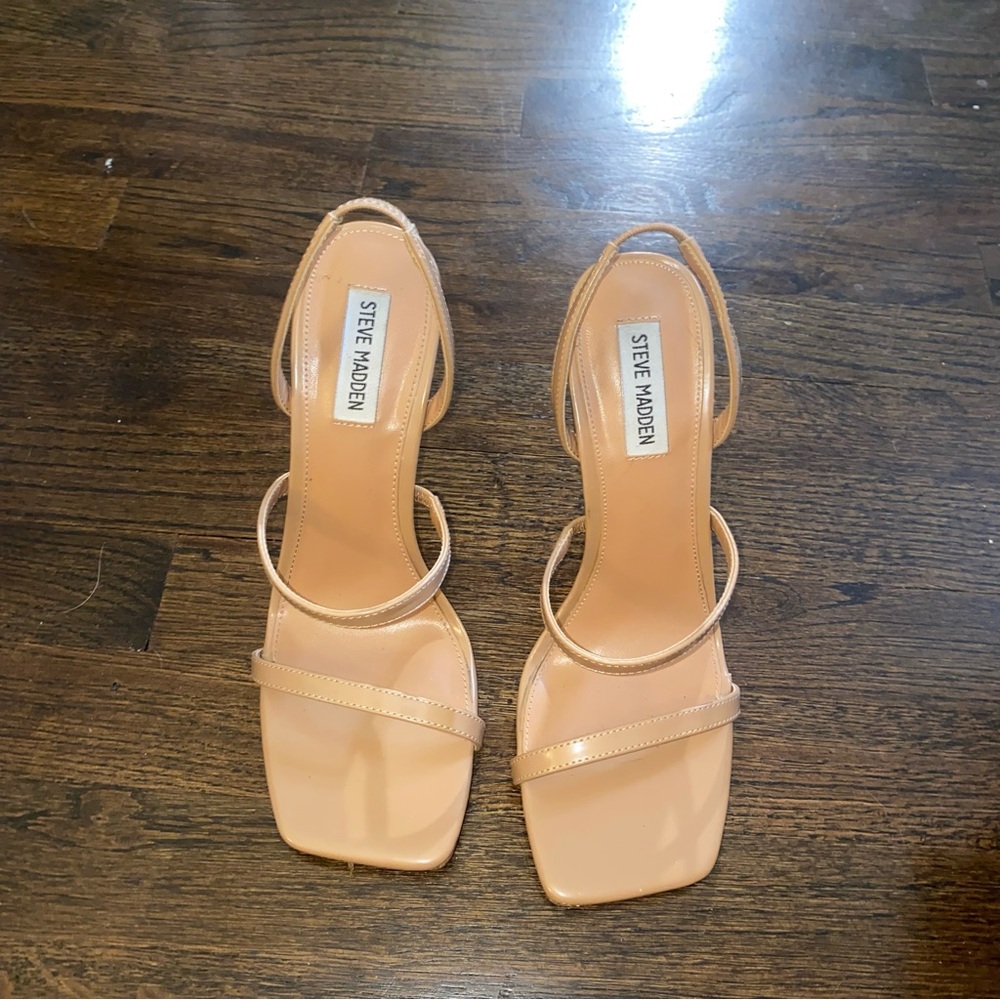 Steve Madden, 9, 3.5 inch heels. Good condition.